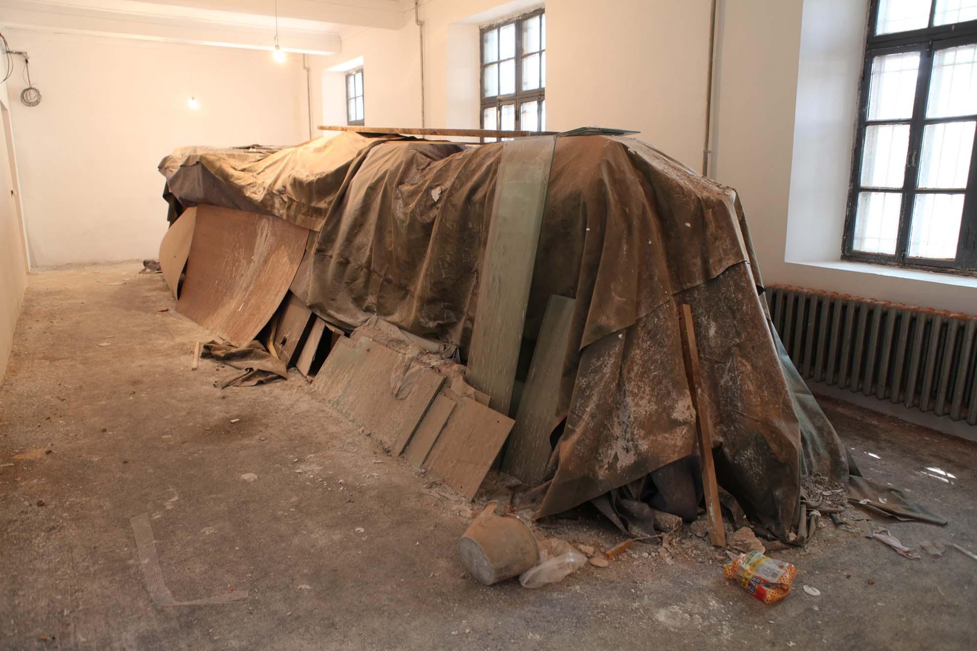 10. 正在装修中的731总部大楼(《魔窟》视频截屏),这些历史的包浆将不复存在5.jpg