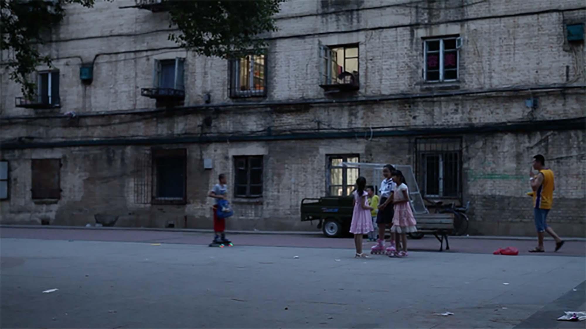 12. 初夏的傍晚,孩子们在楼下玩轮滑,背景是当年731部队的营房。 拷贝.jpg