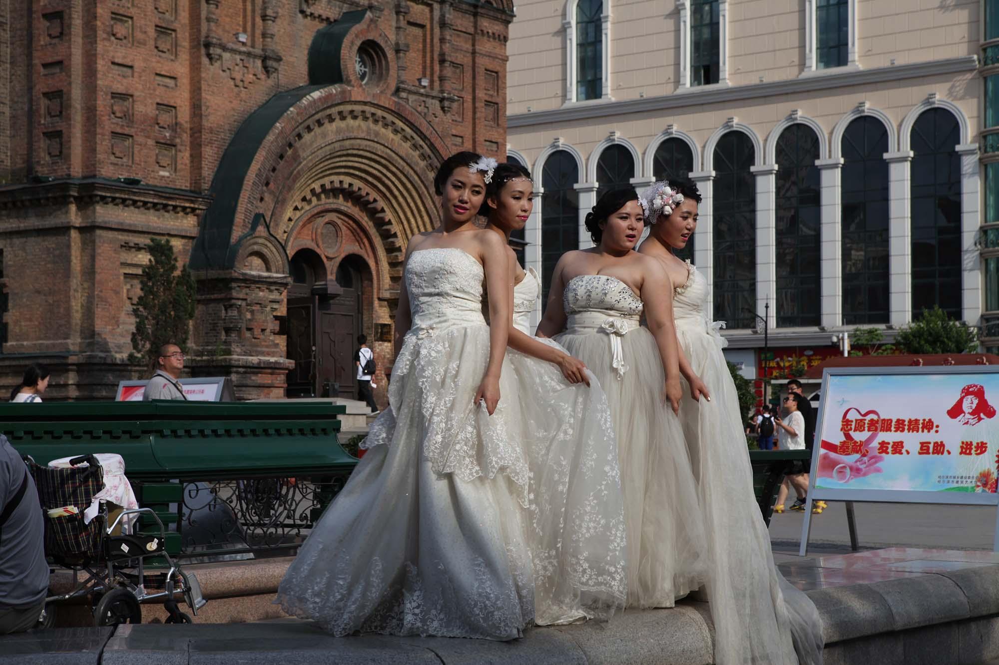 11. 哈尔滨索菲亚大教堂外举行集体婚礼的新娘(《魔窟》视频截屏).jpg