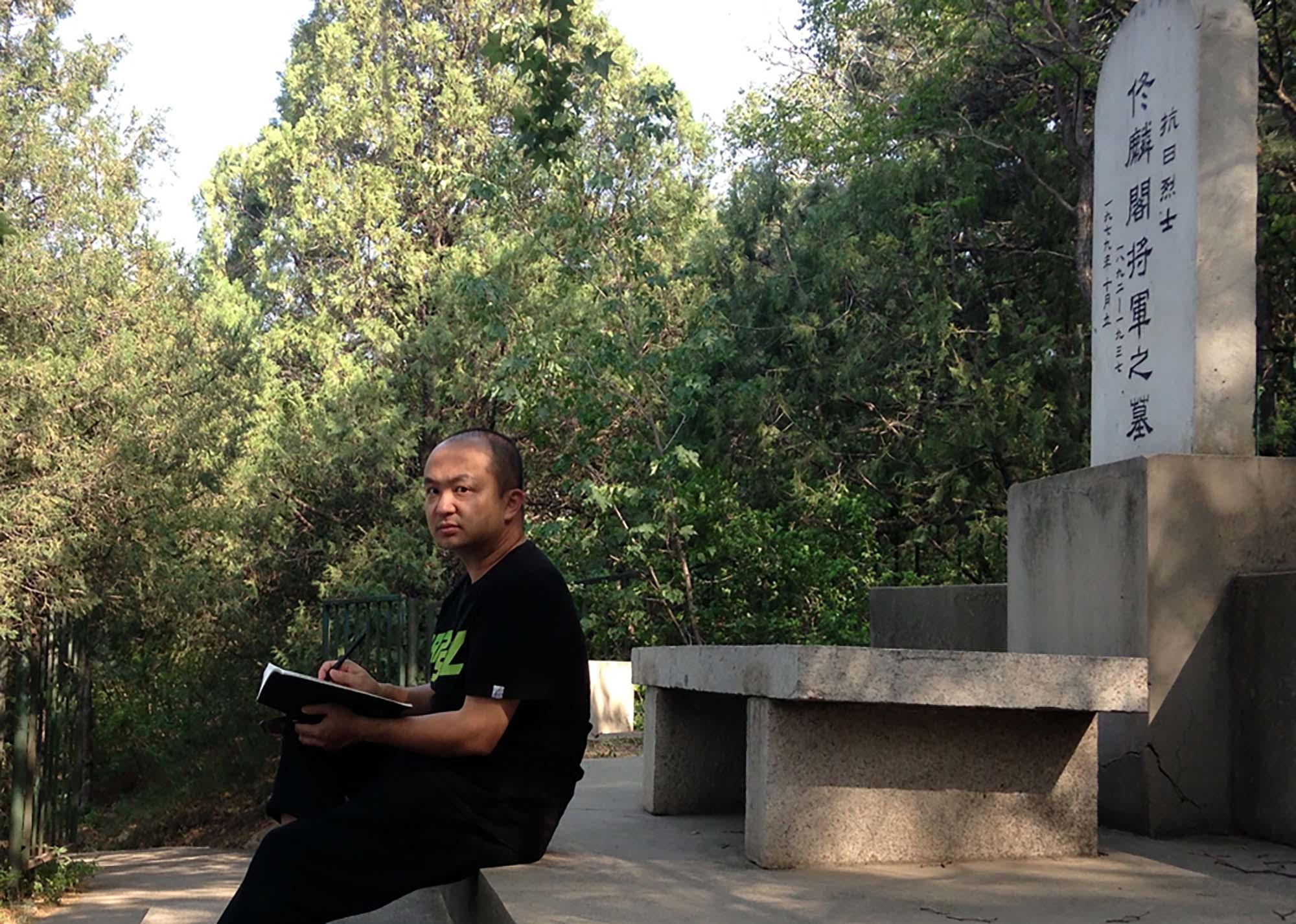 1. 2015年7月4日廖勤于抗战烈士墓前现场写生.jpg