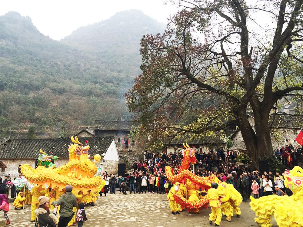 6.吕品晶  古树广场的适度拓宽，与宗祠前阶梯空间形成自然的室外剧场空间，为恢复的民俗活动——走幡提供了充分的施展空间.jpg