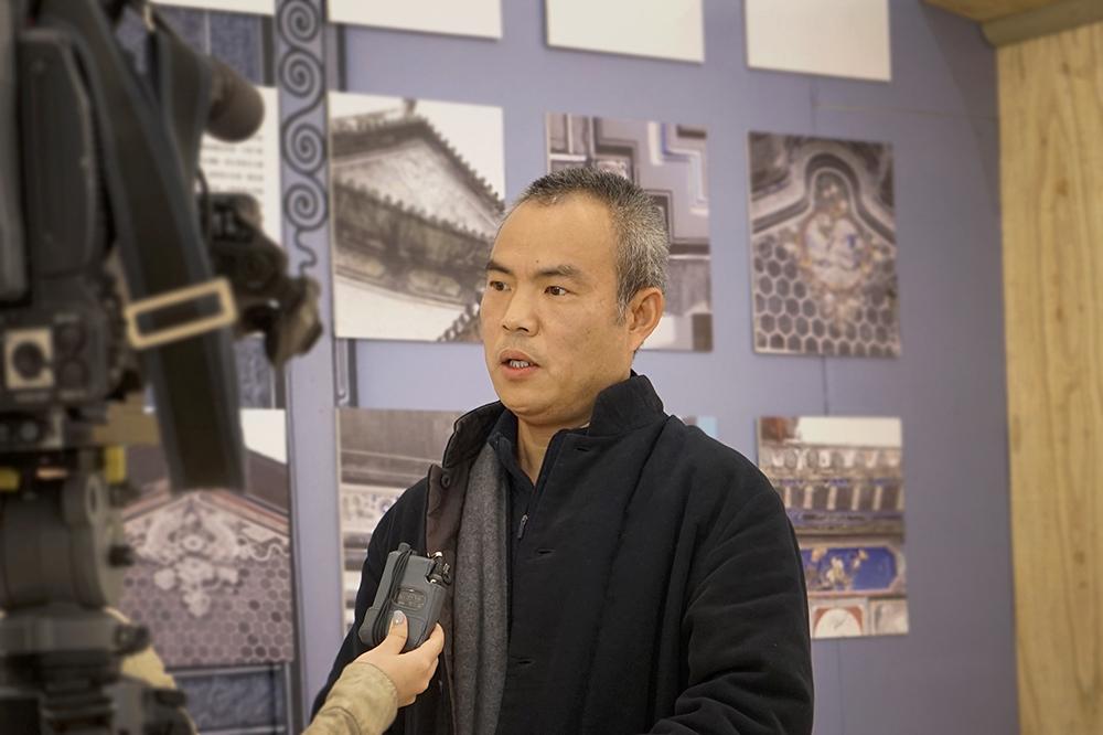 4.吕品晶  接受媒体采访.jpg